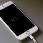Por que o celular fica lento quando a bateria está