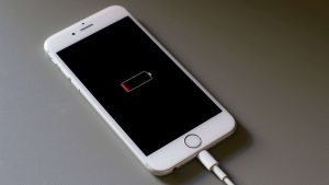 Por que o celular fica lento quando a bateria está