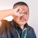 Por que os olhos coçam depois de acordarmos?