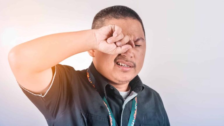 Por que os olhos coçam depois de acordarmos?