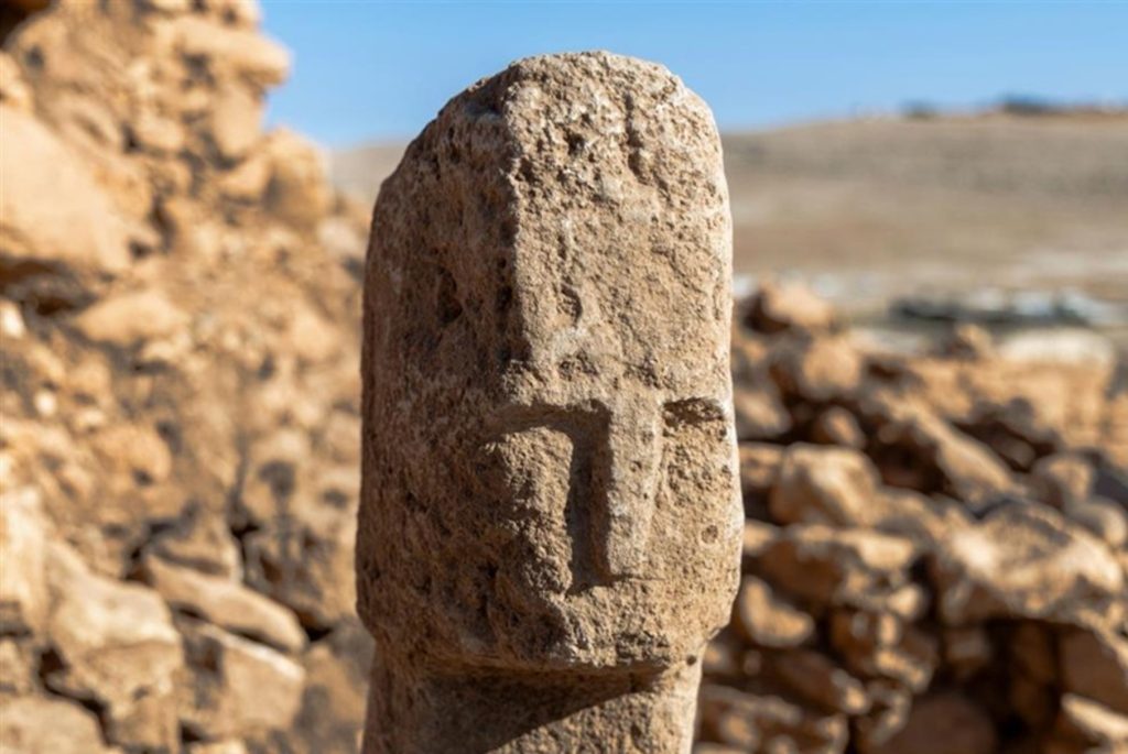 Primeiro autorretrato? Rosto humano esculpido em pedra é descoberto na