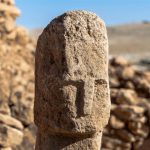 Primeiro autorretrato? Rosto humano esculpido em pedra é descoberto na