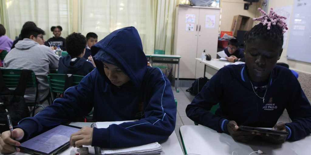 Professores no Brasil usam mais IA que média dos países