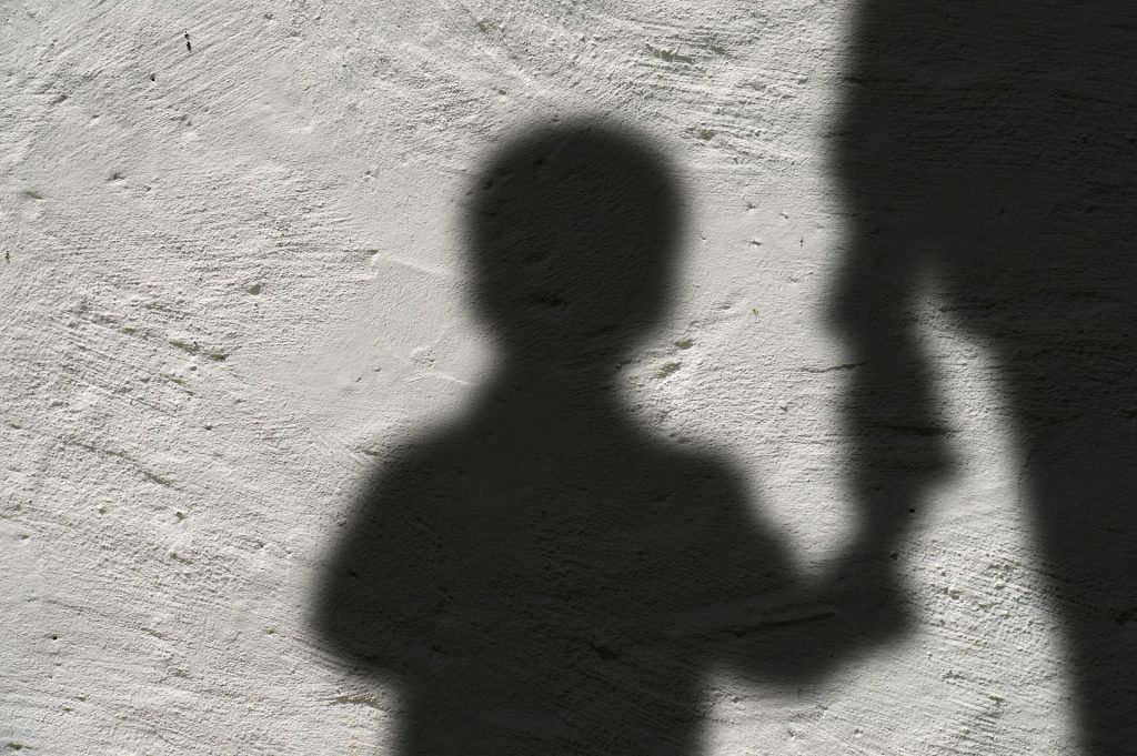Projeto de auxílio a órfãos de vítimas de feminicídio é