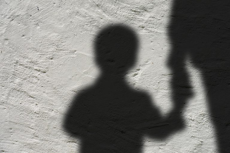 Projeto de auxílio a órfãos de vítimas de feminicídio é