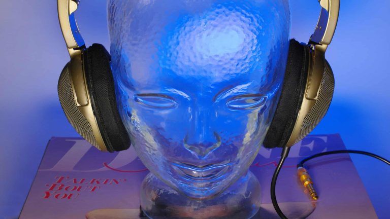 Quais fones de ouvido ou headphones tem Dolby Atmos?