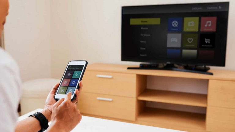 Quebrou o controle remoto? 5 apps de celular para controlar