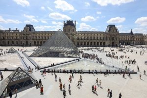 Roubo no Museu do Louvre: criminosos levam joias de “valor