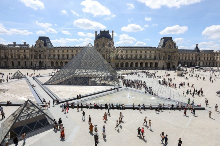 Roubo no Museu do Louvre: criminosos levam joias de “valor