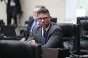 Sem sucessor definido, Ratinho Junior vê esquerda avançar no PR