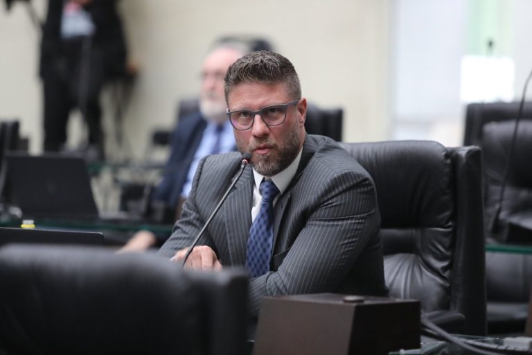 Sem sucessor definido, Ratinho Junior vê esquerda avançar no PR