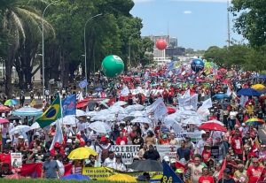 Servidores ocupam Brasília contra "demolição dos serviços públicos"