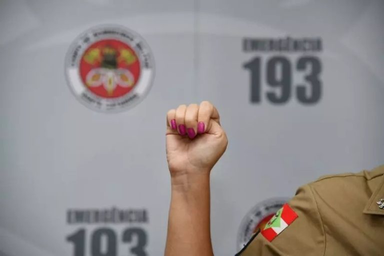 Sinal universal de socorro: aprenda o gesto discreto