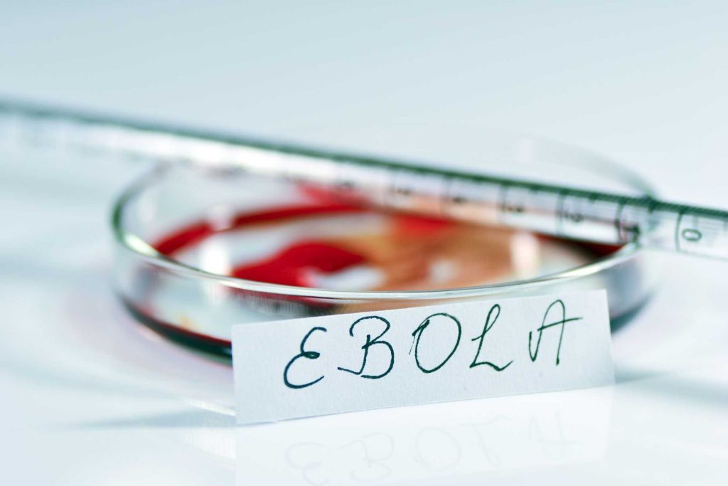 Sobreviventes do Ebola enfrentam sequelas e risco de transmissão tardia