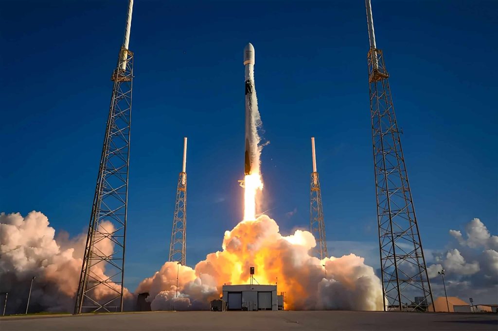 SpaceX lança satélites da Amazon para rede de internet concorrente