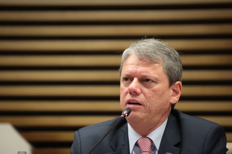 Tarcísio de Freitas lidera corrida ao governo de SP, diz