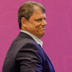 Tarcísio protege bets e bilionários, enquanto taxa até gorjeta de