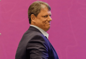 Tarcísio protege bets e bilionários, enquanto taxa até gorjeta de