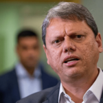 Tarcísio tenta se desculpar após debochar de mortos contaminados por