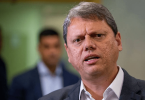 Tarcísio tenta se desculpar após debochar de mortos contaminados por