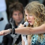 Taylor Swift é acusada de usar IA em vídeos de