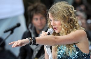 Taylor Swift é acusada de usar IA em vídeos de