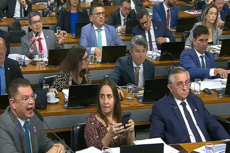 Tensão e troca de acusações em CPMI do INSS; líderes