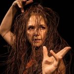 Tereza Seiblitz apresenta monólogo “Carangueja” no Teatro Sesc