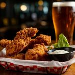 Três bilionários entram em um restaurante de frango frito. E