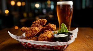 Três bilionários entram em um restaurante de frango frito. E