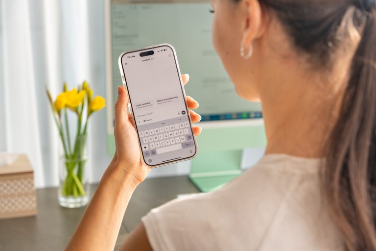 Usuários afirmam que ChatGPT causou delírios e crises emocionais, diz