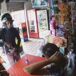 VÍDEO: Assaltante age com violência contra comerciante