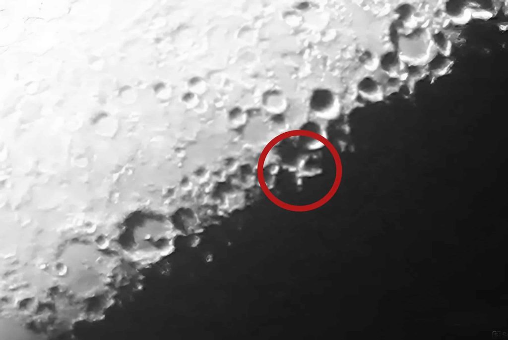 Veja um X na Lua esta noite