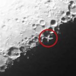 Veja um X na Lua esta noite