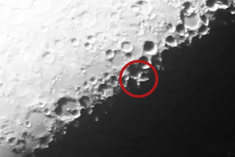 Veja um X na Lua esta noite