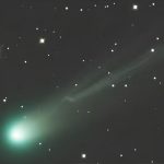 Vento solar poderoso quebra a cauda do cometa mais brilhante