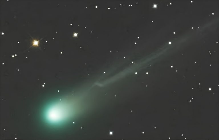 Vento solar poderoso quebra a cauda do cometa mais brilhante