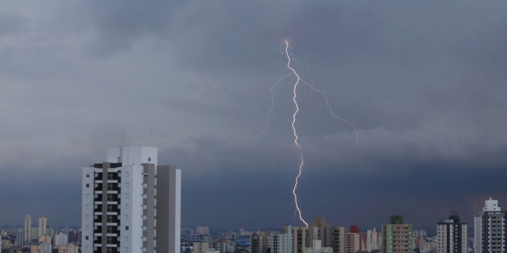 Ventos fortes em SP derrubam cobertura de arena e deixam