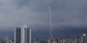 Ventos fortes em SP derrubam cobertura de arena e deixam