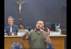 Vereador de Araraquara desliga ar-condicionado da Câmara após veto à