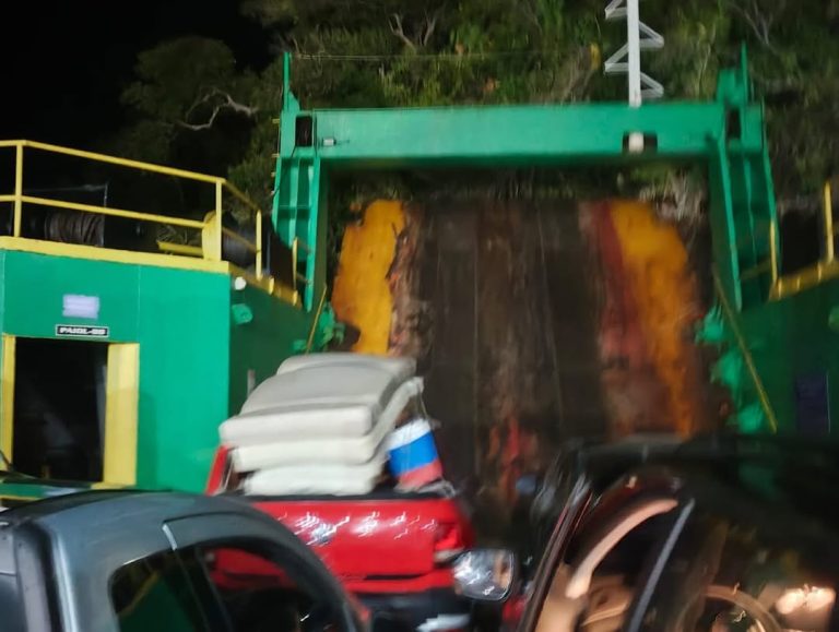 Vídeo: Ferry-boat colide com pedras na madrugada desta sexta (4)