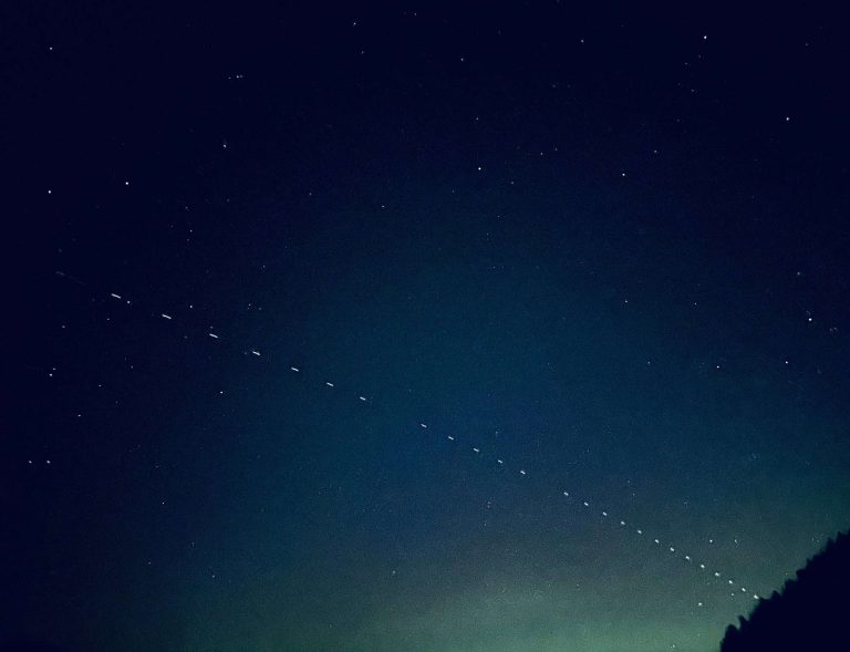 Vídeo mostra satélites Starlink cruzando auroras vistas da ISS