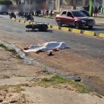Vídeo: motociclista morre atropelado por van em São José de
