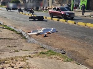 Vídeo: motociclista morre atropelado por van em São José de