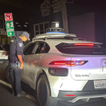 Waymo faz conversão proibida e polícia não sabe como aplicar