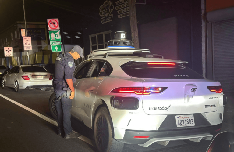 Waymo faz conversão proibida e polícia não sabe como aplicar