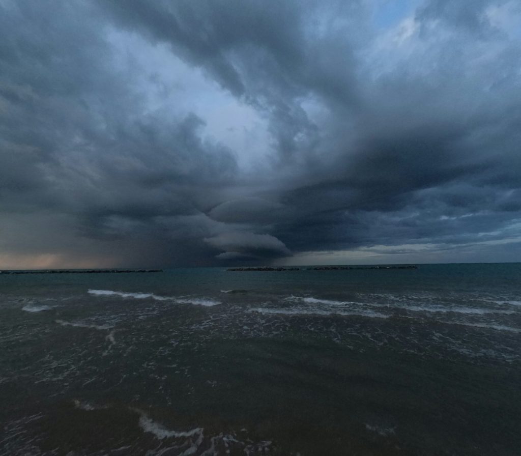 ciclone extratropical avança no Brasil após destruições no litoral de