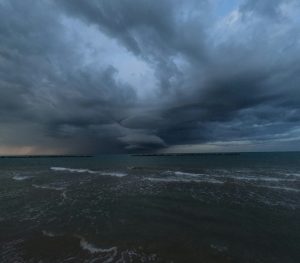 ciclone extratropical avança no Brasil após destruições no litoral de