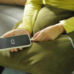 7 mitos sobre a bateria de celular que você ainda