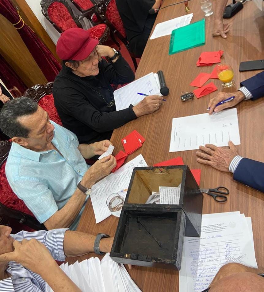 A Academia Maranhense de Letras reconduz Lourival Serejo à presidência